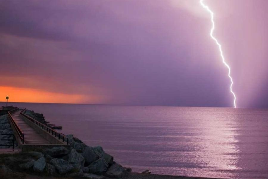 সমুদ্রের ধারে খেলা করছিল এক কিশোর। আকাশের অবস্থা ভাল ছিল না। ঘন ঘন বিদ‍্যুৎ চমকাচ্ছিল। কালো হয়ে এসেছিল চারদিক।