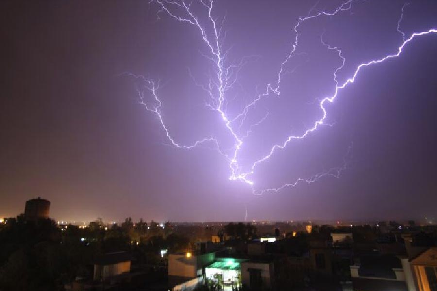 হঠাৎই তার কাঁধে বাজ পড়ে। ব্রজাঘাতে কাঁধের প্রায় ৯০ শতাংশ পুড়ে যায়। তড়িঘড়ি নিয়ে যাওয়া হয় হাসপাতালে।