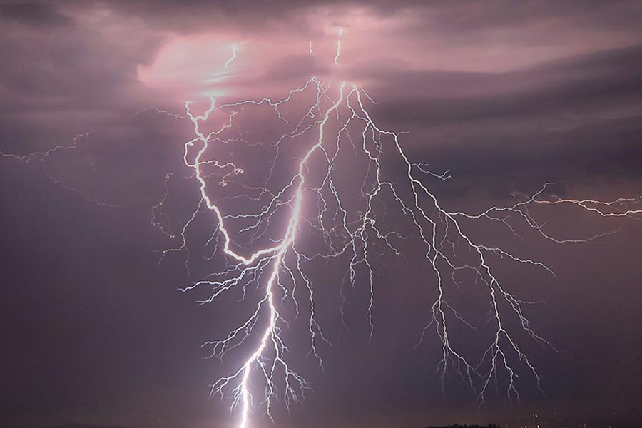  এত দূর জেনে অনেকেরই মনে হতে পারে, এই ঘটনার সঙ্গে ১৩-র যোগ কোথায়। বজ্রাঘাতে আহত হওয়া, এমনকি মৃত্যুর ঘটনা নতুন নয়। আকছারই হয়ে থাকে এমন।