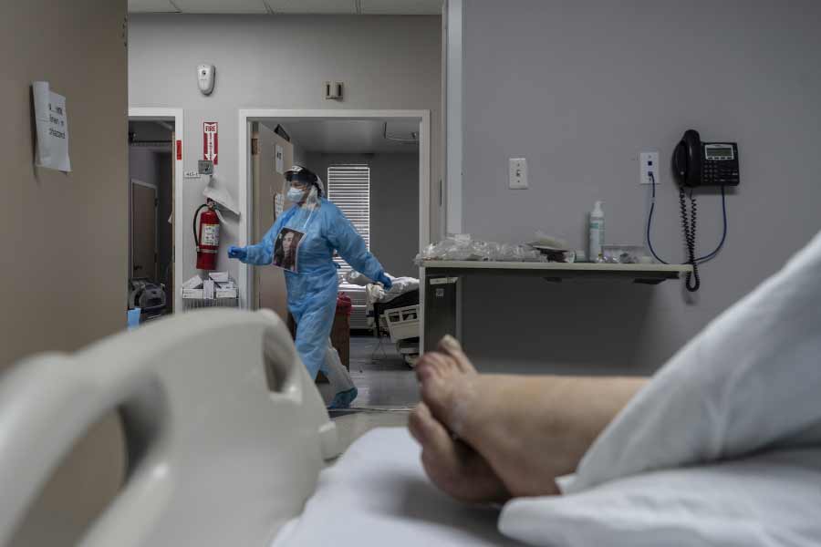  ইংল্যান্ডের এক সমুদ্রসৈকতে এই ঘটনাটি ঘটে। ওই কিশোরের কাঁধের অংশটি এমন ভাবে ঝলসে গিয়েছিল যে বাঁচার আশা ছিল না।