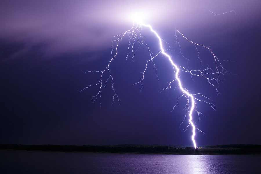  ঘটনার সময় ঘটনাস্থলে উপস্থিত ছিলেন আরও দু’জন। বজ্রাঘাতে আক্রান্ত হন তাঁরাও। তবে তাঁদের আঘাত ওই কিশোরের মতো গুরুতর ছিল না।