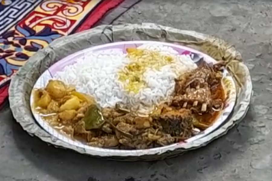 তৃণমূল কর্মীর বাড়িতে মধ্যাহ্নভোজন। নিজস্ব ছবি।