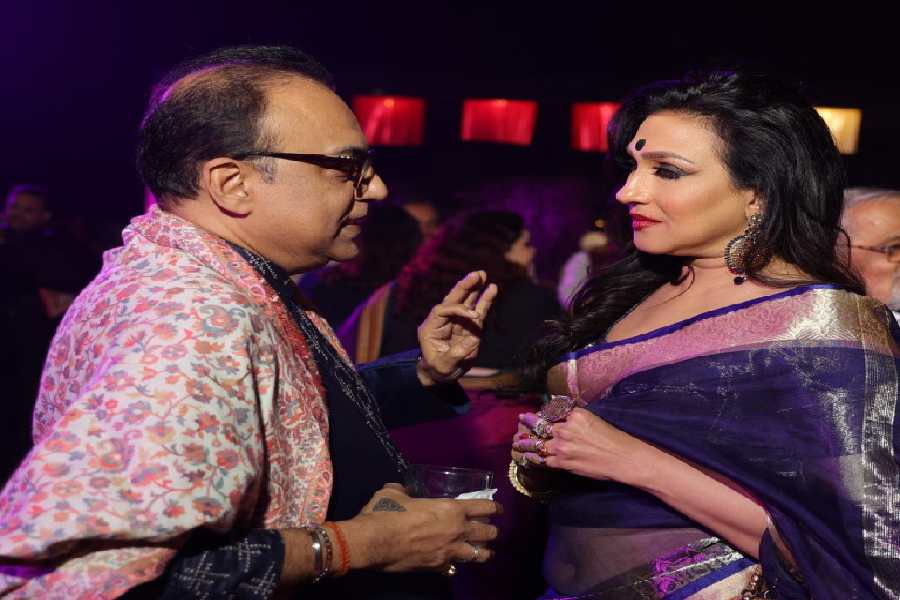 বইপ্রকাশ অনুষ্ঠানে উপস্থিত ছিলেন অরিন্দম শীল এবং ঋতুপর্ণা সেনগুপ্ত।