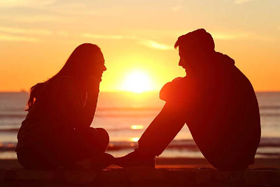 তরুণীর আস্থা অর্জনের জন্য নানা কৌশল নিয়েছিলেন রাজু। নিজেকে গাজীপুরের প্রাক্তন সংসদ সদস্যের পুত্র বলে পরিচয় দিয়েছিলেন তিনি। ওই তরুণীর সঙ্গে যখন দেখা করেন রাজু, তখন অনেক অসহায় ব্যক্তিদের অর্থ প্রদান করেছিলেন। যা  খুব স্বাভাবিক ভাবেই মন কেড়েছিল তরুণীর। তবে সবটাই লোকদেখানো বলে দাবি করেছেন তদন্তকারীরা। 