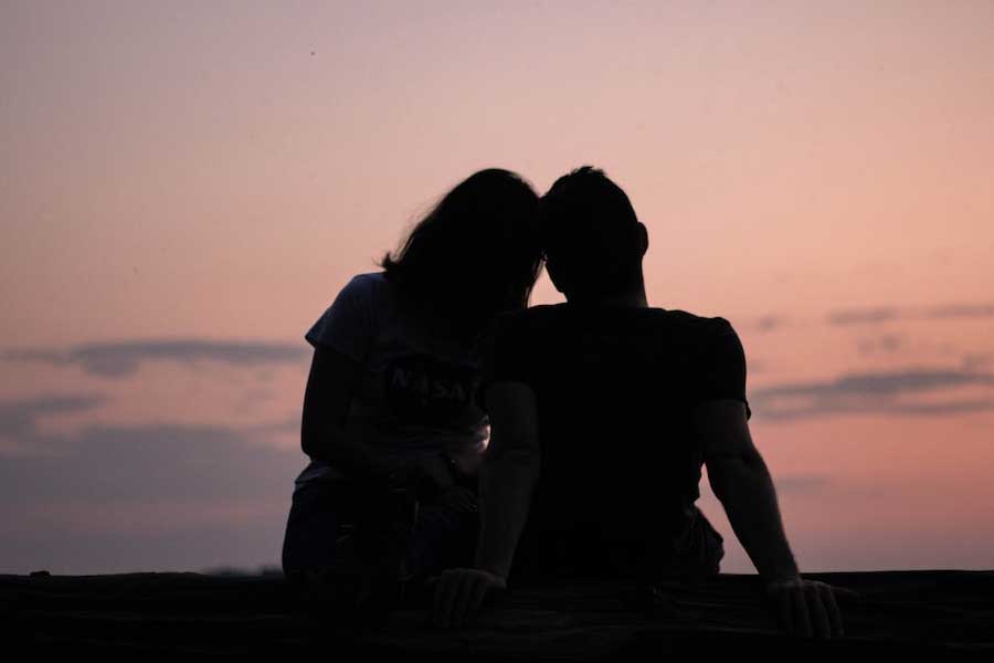 পুলিশ সূত্রে খবর, এ ভাবে নানা চাল চেলে ওই তরুণীর আস্থা অর্জন করেন রাজু। কিছু দিনের মধ্যেই তাঁদের প্রেমের সম্পর্ক তৈরি হয়। পুলিশ সূত্রে খবর, এই কায়দায় প্রায় ৫০ জন তরুণীর সঙ্গে ভাব জমিয়ে তাঁদের কাছ থেকে মোটা অঙ্কের টাকা হাতিয়েছেন রাজু। 