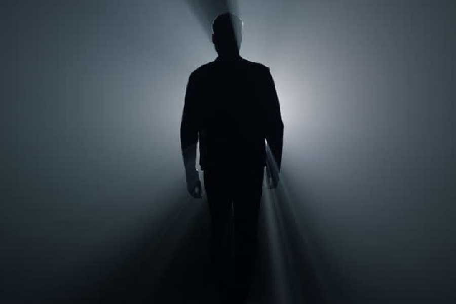  রাজুর গ্রেফতারির খবর পেয়ে মিন্টো রোডের ডিবি কার্যালয়ে গিয়েছিলেন ওই তরুণী। সেখানে গিয়ে তাজ্জব বনে যান তিনি। তদন্তকারীদের কাছ রাজুর আসল কীর্তি জানার পর হতবাক হয়ে যান ওই তরুণী। 