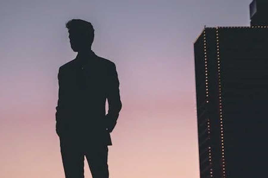 ওই মহিলা ‘প্রথম আলো’কে বলেছেন, ‘‘ফেসবুকে পরিচয় হয়েছিল রাজুর সঙ্গে। ও আমায় বোন পাতিয়েছিল। একটি প্রকল্পের কাজের জন্য আমার স্বামীকে জাপানে পাঠানোর কথা বলে আমাদের কাছ থেকে ১৯ লক্ষ টাকা নিয়েছিল।’’