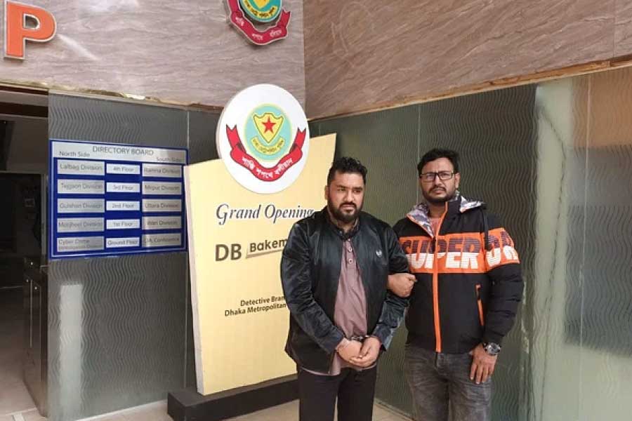 সেই অভিযোগের ভিত্তিতেই তদন্তে নামে পুলিশ। এর পরই গত বুধবার গুলশান এলাকায় অভিযান চালিয়ে রাজুকে গ্রেফতার করা হয়। পুলিশের দাবি, গত ২০ বছরেরও বেশি সময় ধরে প্রতারণা করছেন রাজু। একাধিক পরিচয় ব্যবহার করতেন নিজের। 