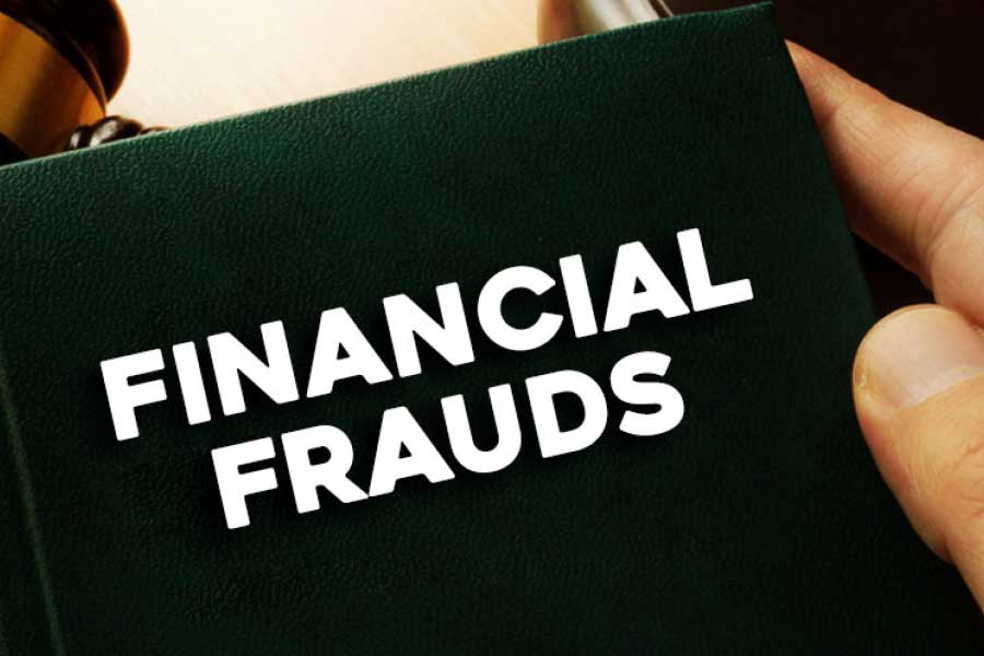 এই ঘটনার তদন্তে নেমে আরও তথ্য হাতে পেয়েছে পুলিশ। কিশোর বয়স থেকেই প্রতারণায় হাত পাকিয়েছিলেন রাজু। ওই যুবকের বেড়ে ওঠার কাহিনিও নাটকীয়। রাজুর বয়স যখন আড়াই বছর, সেই সময় তাঁকে দত্তক নিয়েছিলেন ঢাকার হাজারিবাগ এলাকার এক নিঃসন্তান দম্পতি। 