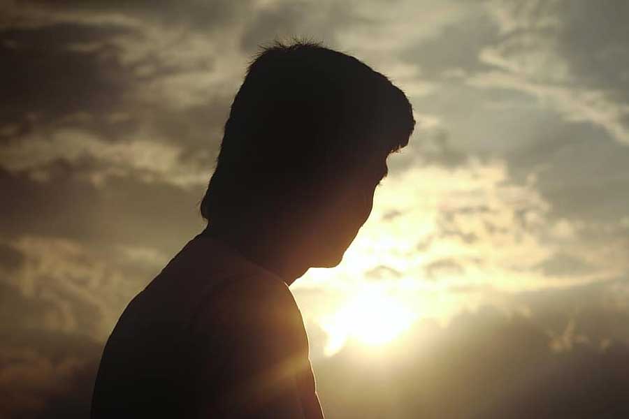 শুধু তা-ই নয়, এই নাম ভাঁড়িয়ে বিভিন্ন বেসরকারি টেলিভিশনের অনুষ্ঠানে অংশও নিয়েছেন রাজু। টিভির পর্দায় ইংরেজিতে গানও গেয়েছেন। নাম-পরিচয় ভাঁড়িয়ে রাজু যে ভাবে দিনের দিন পর দিন প্রতারণার কারবার চালাতেন, তা জানতে পেরে হতবাক হয়ে গিয়েছেন তদন্তকারীরা। পুলিশ সূত্রে খবর, রাজুকে জেরা করা হচ্ছে। জেরায় নতুন কোনও তথ্য উঠে আসে কি না, সে দিকেই তাকিয়ে তদন্তকারীরা।