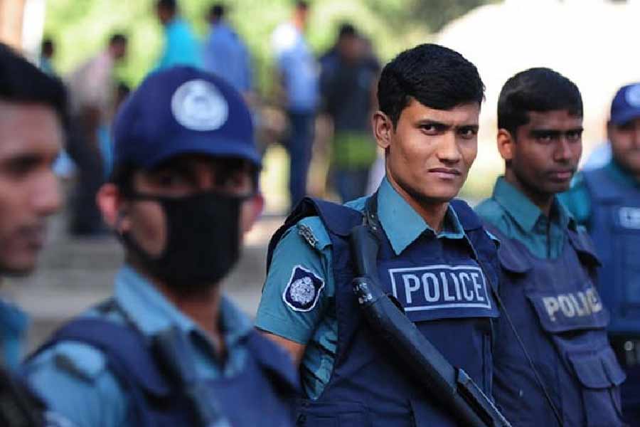 যদিও এ বার গুলশনের ওই স্পায়ে অন্য কারণে গিয়েছিলেন পুলিশ কর্মীরা। ওই এলাকাটি আবাসিক। সেখানে কী ভাবে বাণিজ্যিক সংস্থা চালানো হচ্ছে, তা জানতেই ওই স্পায়ের দরজায় কলিং বেল বাজিয়েছিল পুলিশ। তাতেই বিপত্তি।