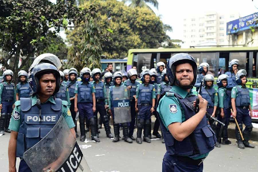 পুলিশ আধিকারিক মীরাজ হোসেন জানিয়েছিলেন, ওই স্পায়ের কর্মীদের মধুচক্রে নামানো হচ্ছে। বিশেষ সূত্রে এই খবর পেয়েছিলেন তাঁরা। সেই নিয়ে অভিযোগও আসে। তার পরেই তল্লাশি অভিযানে নামে পুলিশ।