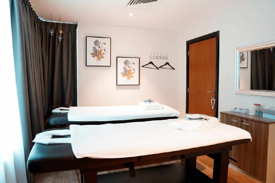 হাসানের ওই স্পা নিয়ে মুখ খুলেছেন স্থানীয়রাও। ওই ফ্ল্যাটেরই অন্য বাসিন্দারা ‘প্রথম আলো’কে জানিয়েছেন, অনেক দিন ধরেই সন্দেহ হচ্ছিল তাঁদের। তবে ‘প্রভাবশালী’ ব্যক্তিদের সঙ্গে হাসানের যোগাযোগ রয়েছে বলে তাঁরা মুখ খুলতে পারেননি।