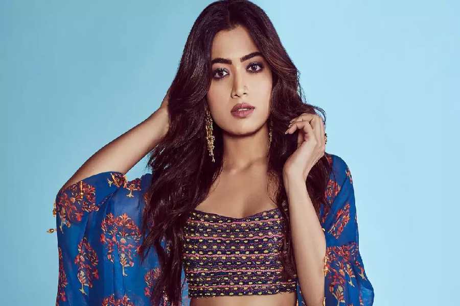  রূপটানহীন ত্বকেও যেন ঠিকরে বেরোয় জেল্লা। 