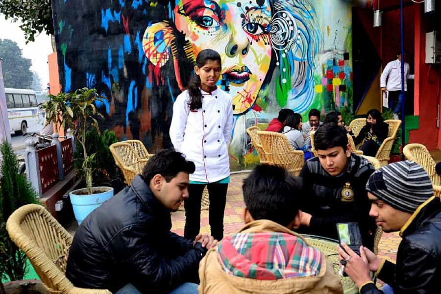 ওঁরা অ্যাসিড হামলার শিকার হয়েও পরিবার কিংবা অন্য কোনও চাপের কাছে মাথা নত করতে বাধ্য হয়েছেন। ফলে অনেকেই পুলিশের কাছে অভিযোগ জানানোর সাহসটুকুও জোটাতে পারেননি। ওঁদের কাহিনি শুনে খোদ এডিজি বিচারের ব্যবস্থা করতে তৎপর হয়েছেন।