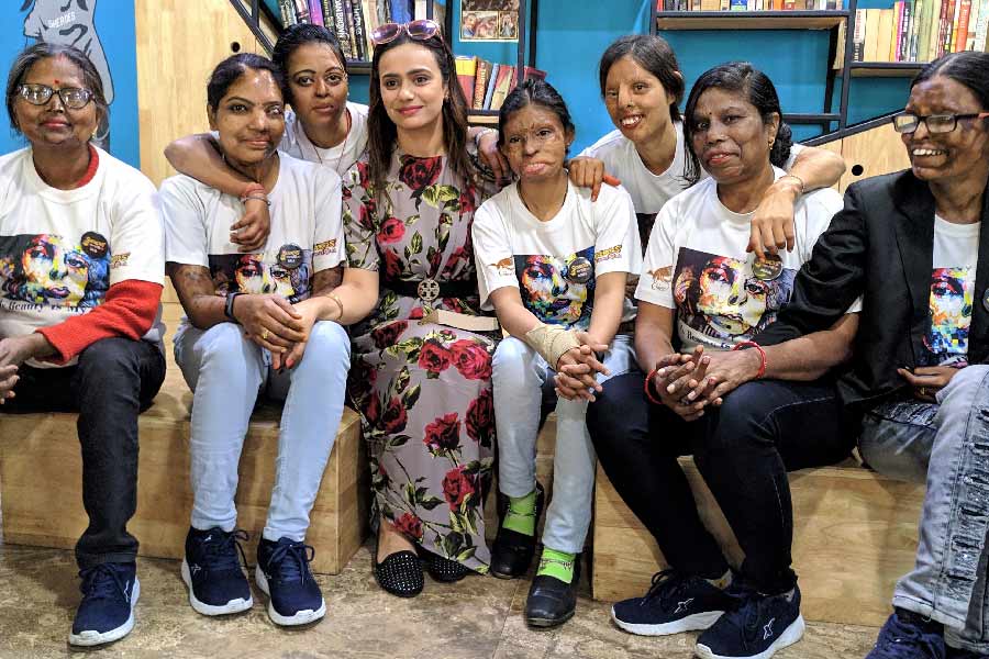 এক সংবাদমাধ্যমের প্রকাশিত প্রতিবেদন অনুযায়ী, এই ক্যাফেরই এক কর্মী রুকেয়া। এখন তাঁর বয়স ৩৪। কুড়ি বছর আগে ওঁর উপর অ্যাসিড হামলা হয়েছিল। বিচারের আশায় এ দিক-ও দিক ঘুরে বেড়িয়েছেন। কিন্তু তাৎক্ষণিক বিচার মেলেনি। ২০ বছর পেরিয়ে গিয়েছে, আজও রুকেয়ার বিশ্বাস, তিনি সুবিচার পাবেনই। 