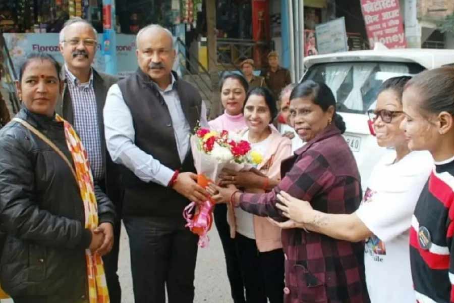 ২০২২ সালের ৬ ডিসেম্বর। আগরা পুলিশের এডিজি রাজীব কৃষ্ণ ‘শেরোজ ক্যাফে’তে গিয়েছিলেন। কথায় কথায় তিনি জানতে পারেন, ওই ক্যাফেতে রুকেয়া, মধুর মতো এমন অনেক তরুণী এবং মহিলা আছেন, যাঁরা অ্যাসিড হামলার শিকার। বছরের পর বছর কেটে গিয়েছে, কিন্তু তাঁরা কোনও বিচার পাননি।