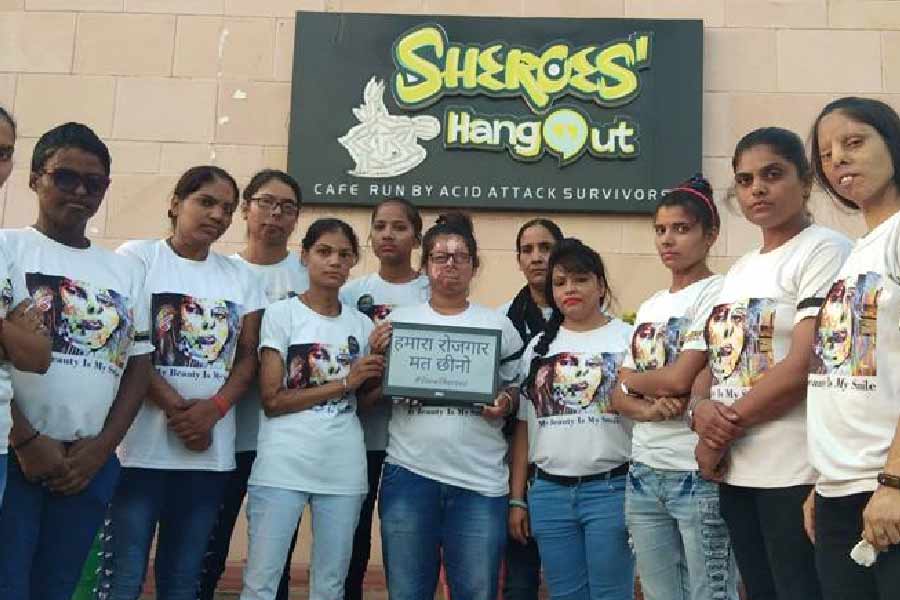 রুকেয়ার কাহিনি শীর্ষ পুলিশ কর্তাদেরও স্তম্ভিত করে দিয়েছে। রুকেয়া বলেন, “২০০২ সালে ৭ ডিসেম্বর। এই দিনটাকে কী ভাবে ভুলতে পারি! এই দিনটাই আমার জীবনের সব কিছু ওলটপালট করে দিয়েছিল।” 