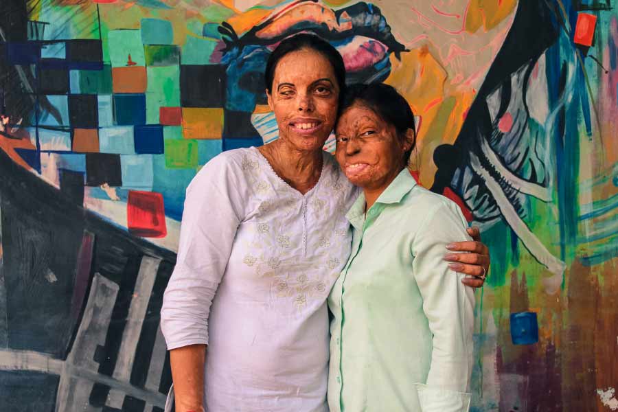 রুকেয়া বলেন, “৭ ডিসেম্বর দিদির দেওর আমার মুখে অ্যাসিড ছুড়ে মেরেছিল। ও বিয়ের প্রস্তাব দিয়েছিল। তখন আমার বয়স মাত্র ১৪। বাড়ির লোকেরা ওর প্রস্তাবে রাজি হয়নি। কিন্তু দিদির দেওর জেদ ধরে বসে ছিল। এর মধ্যে দিদির গর্ভপাতের খবর আসে। মায়ের সঙ্গে দিদির শ্বশুরবাড়িতে গিয়ে আমিও কয়েক দিন ছিলাম ওকে দেখাশোনা করার জন্য। সেই সময় দিদির দেওর আমাকে বিয়ের প্রস্তাব দেয়। কিন্তু মা বারণ করেছিল।”