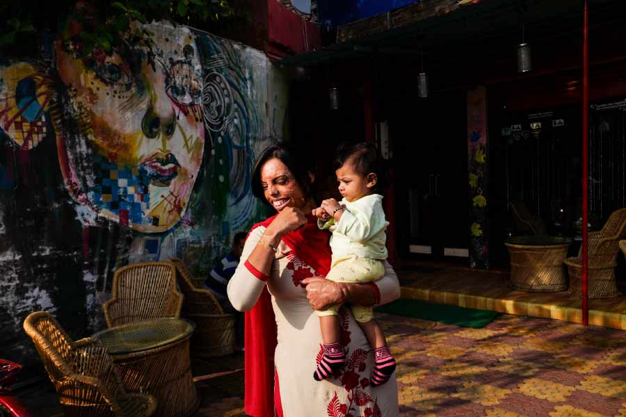 কিন্তু রুকেয়ার একটাই আফসোস। গত ২০ বছর ধরে যা বয়ে নিয়ে বেড়াচ্ছেন তিনি। তাঁর কথায়, “এত বছর কেটে গেল, কিন্তু আমার এই হাল যে করেছে, তাকে শাস্তি দিতে পারলাম না। শাস্তি দেওয়া তো দূর, পুলিশের কাছে অভিযোগও জানাতে পারিনি।” রুকেয়ার বিয়ে হয়েছে। তাঁর একটি পুত্রসন্তানও রয়েছে। গত কয়েক বছর ধরে ‘অ্যাসিড অ্যাটাক সার্ভাইভার ক্যাফে’তে কাজ করছেন তিনি। বিয়ে হয়েছে রুকেয়ার দিদির সেই দেওরেরও। বহাল তবিয়তে গাজিয়াবাদে রয়েছেন তিনি। তাঁরও বিয়ে হয়েছে। তিন সন্তানও আছে।