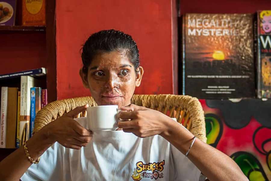 রুকেয়ার মতো মধুর জীবনও বিষময় হয়ে উঠেছিল। আগরার বাসিন্দা মধু। ২২ বছর আগে আগরার তাজগঞ্জের রাস্তা দিয়ে যাচ্ছিলেন তিনি। সেই সময় কয়েক জন তাঁর মুখে অ্যাসিড হামলা করে। সদ্য বিয়ে হয়েছিল মধুর। নতুন জীবনকে ঘিরে সবে স্বপ্ন দেখা শুরু করেছিলেন। ঠিক তখনই তাঁর চোখে নেমে এল অন্ধকার।  