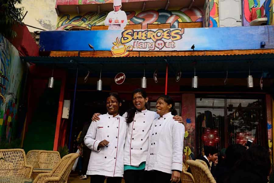 কিন্তু দুষ্কৃতীরা মধু এবং তাঁর পরিবারকে প্রতি দিন শাসাতে থাকে। পুলিশের কাছে অভিযোগ জানালে তাঁদের প্রাণসংশয়েরও হুমকি দেয় তারা। মধু বলেন, “আমাদের মনে এতটাই আতঙ্ক তৈরি হয়েছিল যে, পুলিশের কাছে অভিযোগ জানানোর সাহসই পাইনি। তাই ২২ বছর ধরে সেই যন্ত্রণা বয়ে নিয়ে চলেছি।”