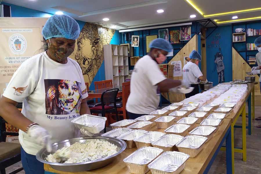 যদি কেউ অ্যাসিড হামলার চেষ্টায় দোষী প্রমাণিত হন, তা হলে ৩২৬-বি ধারায় অভিযুক্তের বিরুদ্ধে জামিন অযোগ্য মামলা দায়ের করে আইনি প্রক্রিয়া শুরু করা হয়। হামলার চেষ্টার অভিযোগে সংশ্লিষ্ট ব্যক্তির পাঁচ বছরের কারাদণ্ড এবং জরিমানারও উল্লেখ রয়েছে এই ধারায়।