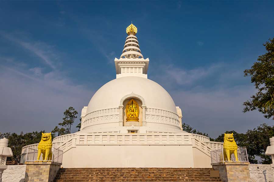 ৬০০ মিটার দীর্ঘ রজ্জুপথ (রোপওয়ে) পেরিয়ে ওঠা যায় শান্তিস্তূপে।