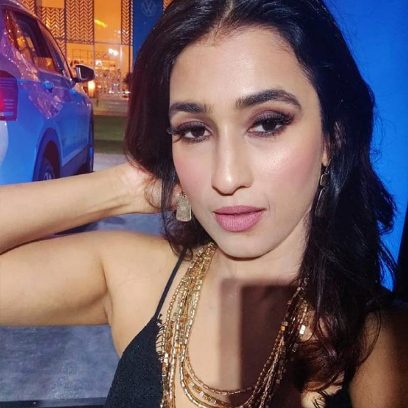 সেই সময় পূজা একটি ইভেন্ট ম্যানেজমেন্ট ফার্মে কাজ করতেন। আলাপের কয়েক দিনের মাথাতেই বিভিন্ন রেস্তোরাঁয় একসঙ্গে দেখা যেত কইফ এবং পূজাকে। তবে পাপারাৎজিদের চোখ এড়িয়েই একে অপরের সঙ্গে দেখা করতেন তাঁরা।