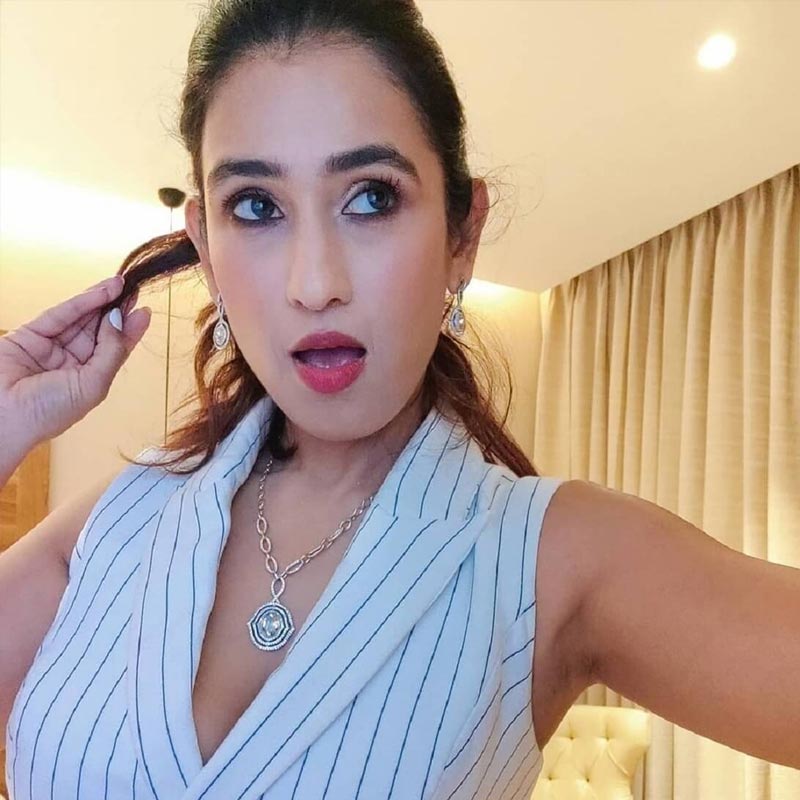 আরও কয়েক দফা আলাপের পর একে অপরের প্রেমে পড়েন যুগল। সেই কথা দলের সতীর্থদেরও জানিয়েছিলেন কইফ। কইফ এবং পূজা সম্পর্কে জড়ানোর পর চার বছর ধরে চুটিয়ে প্রেম করেন।