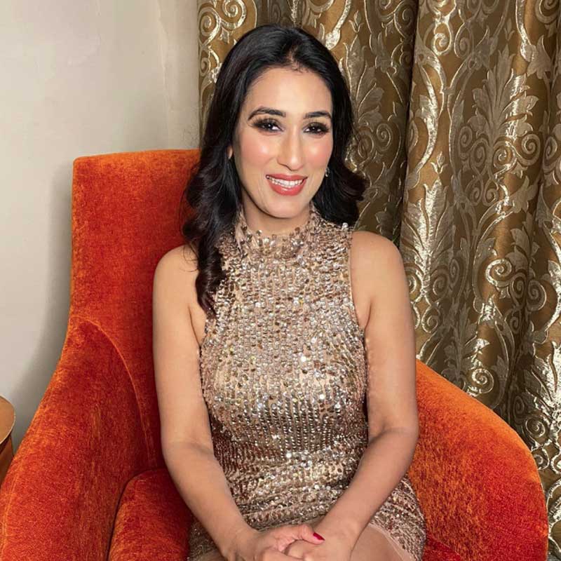 সন্তানদের জন্মের সময় বছর কয়েক কাজ থেকে বিরতি নিয়েছিলেন পূজা। তবে বর্তমানে সংসার সামলানোর পাশাপাশি নিজের কাজ নিয়ে প্রচণ্ড ব্যস্ত থাকেন কইফ-জায়া। বিভিন্ন বড় বড় অনুষ্ঠান সঞ্চালনার ডাক পান তিনি।  