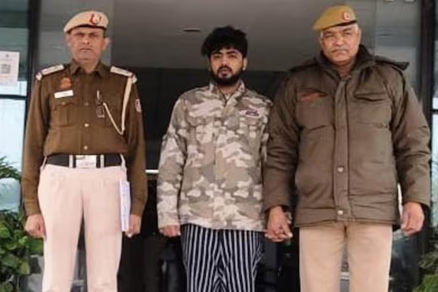 পুলিশের হাতে গ্রেফতার অভিনব প্রকাশ।