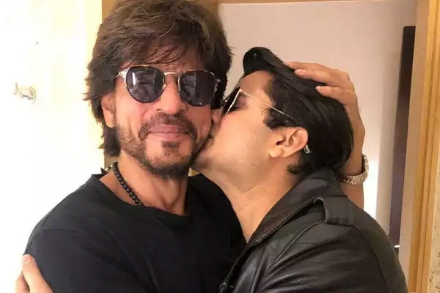 শুক্রবার রাতে অনুরাগীদের সঙ্গে শাহরুখের একাধিক ছবি ভাইরাল। 