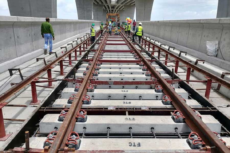 প্রতিবেদন অনুযায়ী, পদ্মা সেতুর রেল প্রকল্পের মোট ১ কোটি ৯০ লক্ষ ৯৮ হাজার টাকার যন্ত্রাংশ চুরি গিয়েছে বলে অভিযোগ উঠেছে।