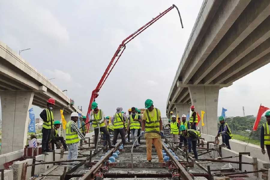 গত বছরের ২৫ ডিসেম্বর পাগলা এলাকায় বুড়িগঙ্গা নদীর ওপর নির্মিত রেলসেতুতে রেললাইনের কাজের জন্য বিভিন্ন যন্ত্রাংশ এবং প্রয়োজনীয় জিনিসপত্র মজুত করা হয়েছিল। বেশ কিছু যন্ত্রাংশ দিয়ে কাজও শুরু হয়েছিল।