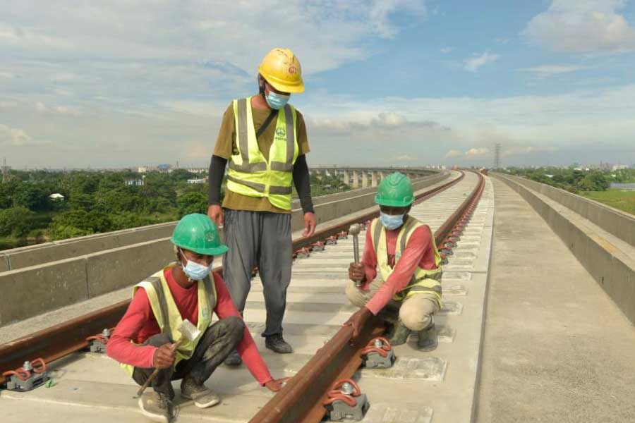 কিন্তু ২ জানুয়ারি সকালে রেলের আধিকারিকরা ওই এলাকা পরিদর্শন করতে গিয়ে দেখেন, মজুত করা জিনিসপত্রের অনেক কিছুই বেপাত্তা।