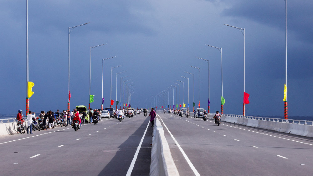 তাঁর দাবি, শুধুমাত্র যে অনেক টাকার জিনিস চুরি গিয়েছে তা নয়, সরকারের পদ্মা সেতু রেল প্রকল্পের উন্নয়নের কাজও এই চুরির ঘটনায় বিঘ্নিত হয়েছে।