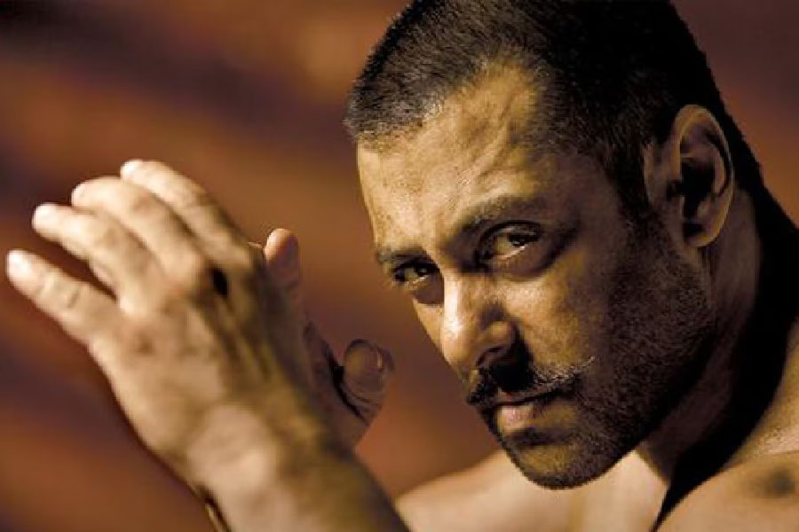 এমনিতে তাঁর কিছু বদনাম রয়েছে। তাঁর নামে মামলাও রয়েছে। তবে সে সব যাই হোক, বন্ধুমহলে দারুণ জনপ্রিয় সলমন খান। তাঁর বন্ধুপ্রীতি নিয়ে অনেক গল্পও রয়েছে। সেই সলমনের সব থেকে প্রিয় বন্ধু কে জানেন?