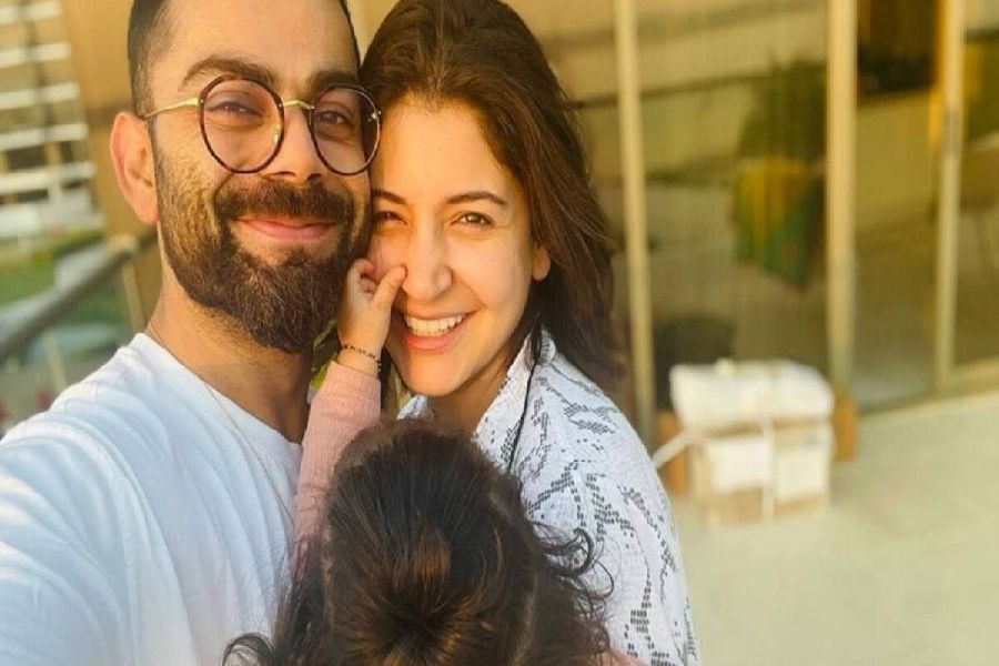 বিরাট, অনুষ্কা এবং ভামিকা মূলত মুম্বইয়ের বাড়িতেই থাকেন। গুরুগ্রামের বাড়িতে থাকে প্রাক্তন ভারত অধিনায়কের বাকি পরিবার। মাঝেমধ্যে সেখানে গিয়ে সময় কাটান বিরাটরাও।