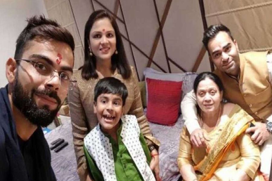 মুম্বইয়ের পাশাপাশি সময় বিশেষে গুরুগ্রামের বাড়িতেও থাকেন কোহলিরা। স্ত্রী অনুষ্কা, মেয়ে ভামিকা ছাড়াও বিরাটের বাড়িতে রয়েছেন তাঁর মা সরোজ কোহলি, দাদা বিকাশ কোহলি এবং বৌদি চেতনা কোহলি।