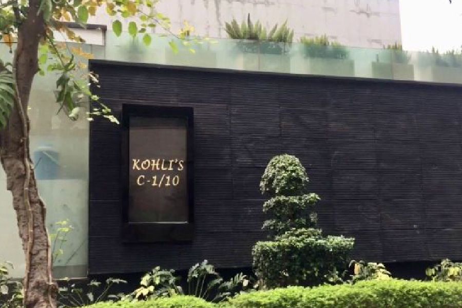 গুরুগ্রামের ডিএলএফ ফেজ় ১-এ বিরাটের বিলাসবহুল বাংলো বাড়ির নাম ‘কোহলিজ়’। এই বাড়ির বাজারমূল্য প্রায় ৮০ কোটি টাকা।