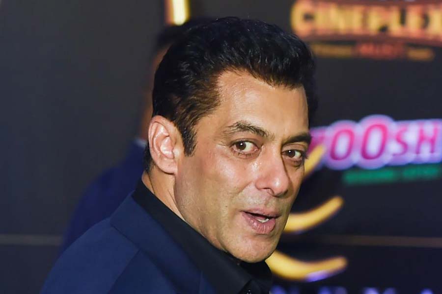 এই নাদিম কুরেশি আসলে কে? সলমনের একটি টিভি প্রযোজন সংস্থা রয়েছে। নাম এসকে টিভি। সেই সংস্থারই অন্যতম প্রতিষ্ঠাতা নাদিম। তিনি সংস্থার ম্যানেজিং পার্টনারও। 