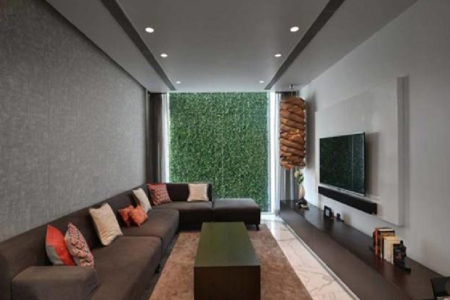 এই বাড়ির বসার ঘরটিতে রয়েছে ইংরেজি ‘এল’ আকৃতির আরামদায়ক সোফা। উল্টো দিকের দেওয়ালে সাঁটা রয়েছে বিশাল একটি এলইডি টিভি। খেলা হোক বা সিনেমা, এই টিভিতেই চোখ রাখেন বিরাট। খেলেন অনলাইন গেমও।