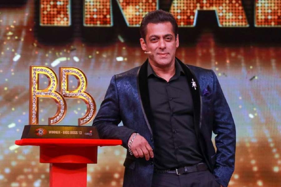 শোনা গিয়েছিল, ১০০০ কোটি টাকা দাবি করেছিলেন সলমন। বিগ বস ১৫-তে সঞ্চালক হিসাবে সলমনের পারিশ্রমিক ছিল ৩৫০ কোটি টাকা। বিগ বস ১৬-র ক্ষেত্রে কেন এমন আকাশছোঁয়া চাহিদা সলমনের, সে নিয়ে মুখ খোলেননি। শেষ পর্যন্ত কত কোটি টাকায় চুক্তি হয়েছে, তা-ও খোলসা করেননি সলমন।