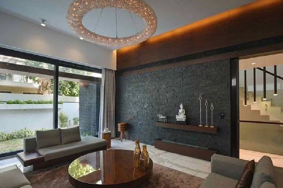 বিরাটদের বাড়িকে বৈঠকখানা ঘরটিও আকারে বেশ বড়। এই ঘরে রয়েছে একাধিক কাঠের আসবাবপত্র। ঘরের দেওয়ালের রং গাঢ় ধূসর। ঘরটির এক দিকের দেওয়াল কাচের। সেখান থেকে বাইরের দৃশ্য দেখা যায়। এই ঘরটির মূল আকর্ষণ কিন্তু সিলিংয়ে। ঘরের একেবারে মধ্যিখানে সিলিং থেকে ঝুলছে মস্ত ঝাড়বাতি।