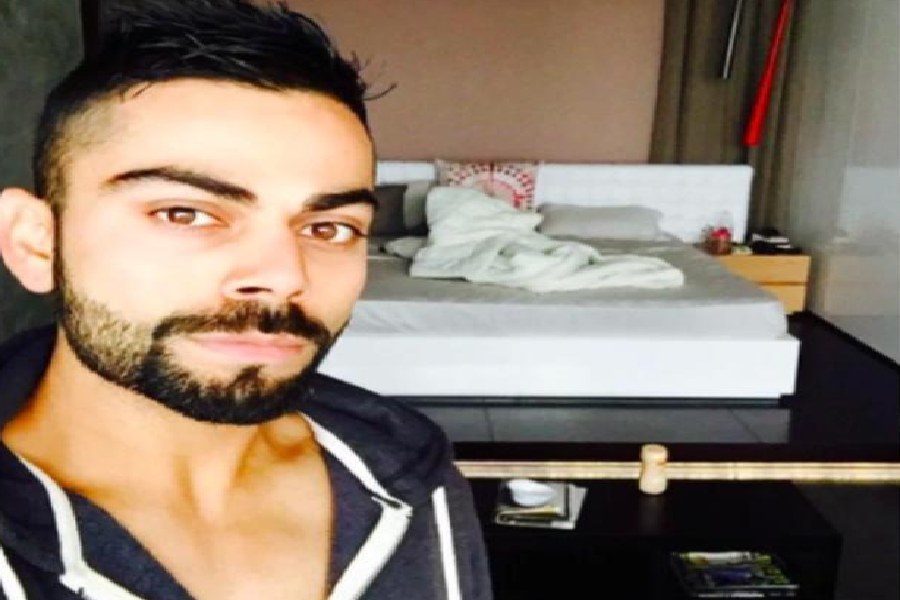 বিরাটের শোয়ার ঘরটিও কম আকর্ষণীয় নয়। ঘরটি আকারে বিশাল। তার এক দিকের দেওয়াল ঘেঁষে রাখা হয়েছে কাঠের নিচু বিছানা। এই ঘরে আসবাবপত্র বেশ কম। বিছানার এক পাশে ঘরের কোণে রয়েছে ছোট্ট কাঠের তাক। দেওয়ালের রং হালকা কমলা।