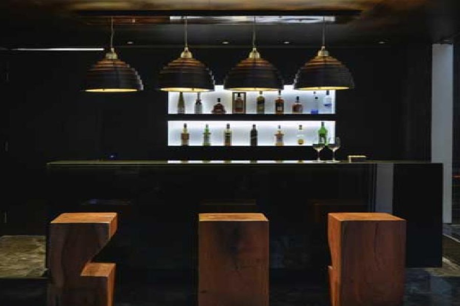 বিরাটের এই বাড়ির অন্যতম আকর্ষণ বার। সেখানে রয়েছে নানা পানীয়ের সম্ভার। বাড়িতে বন্ধুবান্ধব কিংবা অতিথিরা এলে এই অংশেই হুল্লোড়ে মেতে ওঠেন পরিবারের সদস্যেরা। সঙ্গ দেন বিরাট নিজেও।