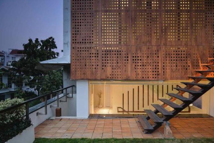 বাড়ির সামনে রয়েছে প্রশস্ত একটি বাগান। ঘনিষ্ঠ মহলের দাবি, এই বাগানই গুরুগ্রামের বাড়িতে অনুষ্কার প্রিয় জায়গা। এখানে দীর্ঘ সময় কাটান বিরাট-ঘরনি। সবুজ ঘাসে ঘেরা বাগানে রয়েছে রংবেরঙের ফুলগাছ।