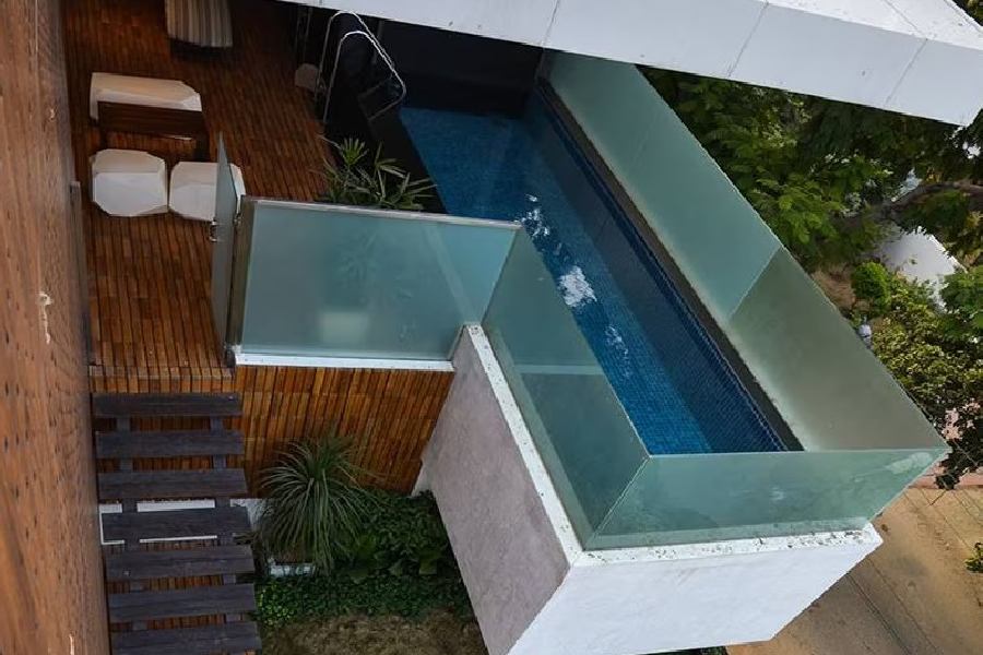 বাগানেই রয়েছে সুইমিং পুলে যাওয়ার সিঁড়ি। বাড়ির এক তলায় বাগানের উপরে এক টুকরো আয়তাকার পুল বানিয়েছেন বিরাট। ঝুলন্ত এই পুলের জলে মাঝেমধ্যেই সময় কাটান কোহলি পরিবারের সদস্যেরা।