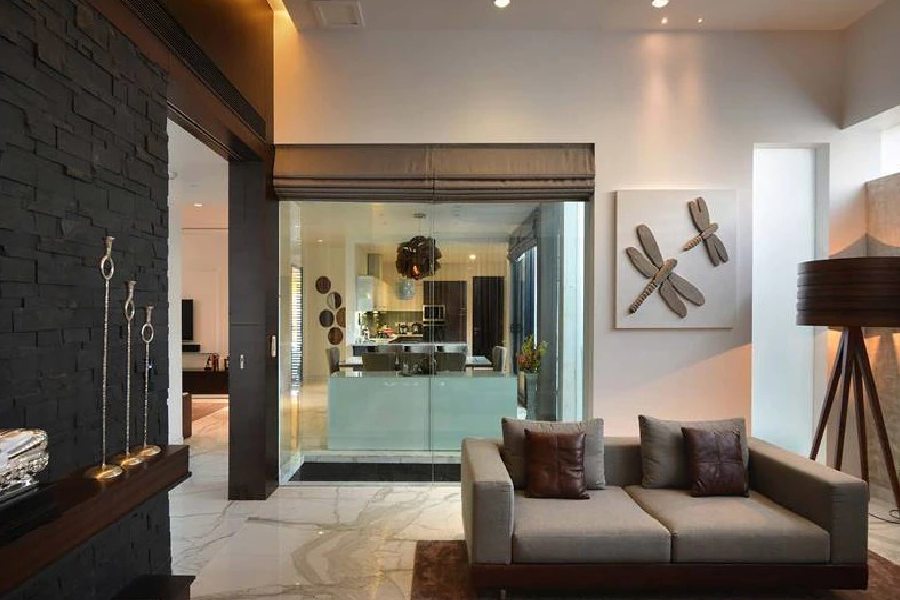 পুলের সামনে পাতা রয়েছে টেবিল এবং চেয়ার। সেখানে বসে ঘণ্টার পর ঘণ্টা আড্ডা দেওয়া যায়। বিরাটের বাড়িতে কেউ ঘুরতে এলে এই অংশ সকলের নজর কাড়ে।